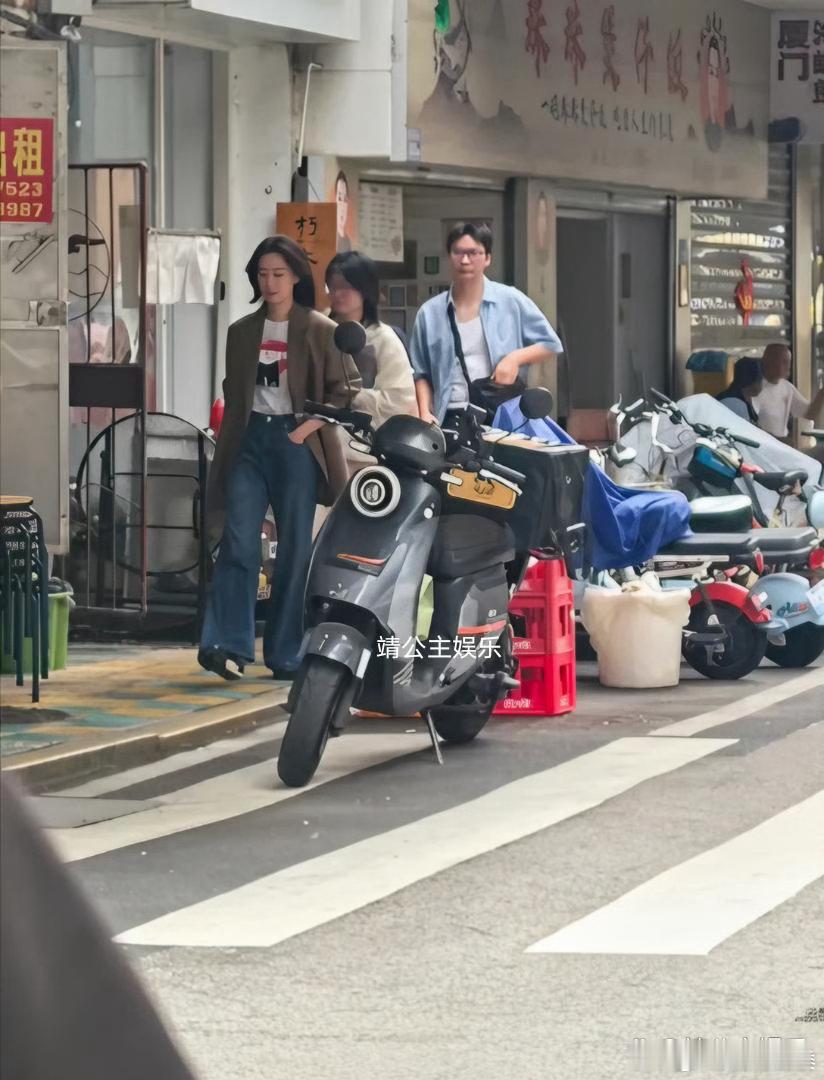 40岁张小斐现身福建厦门拍戏，现实里的她皮肤白皙又紧致，身材高挑挺拔，穿着咖色西