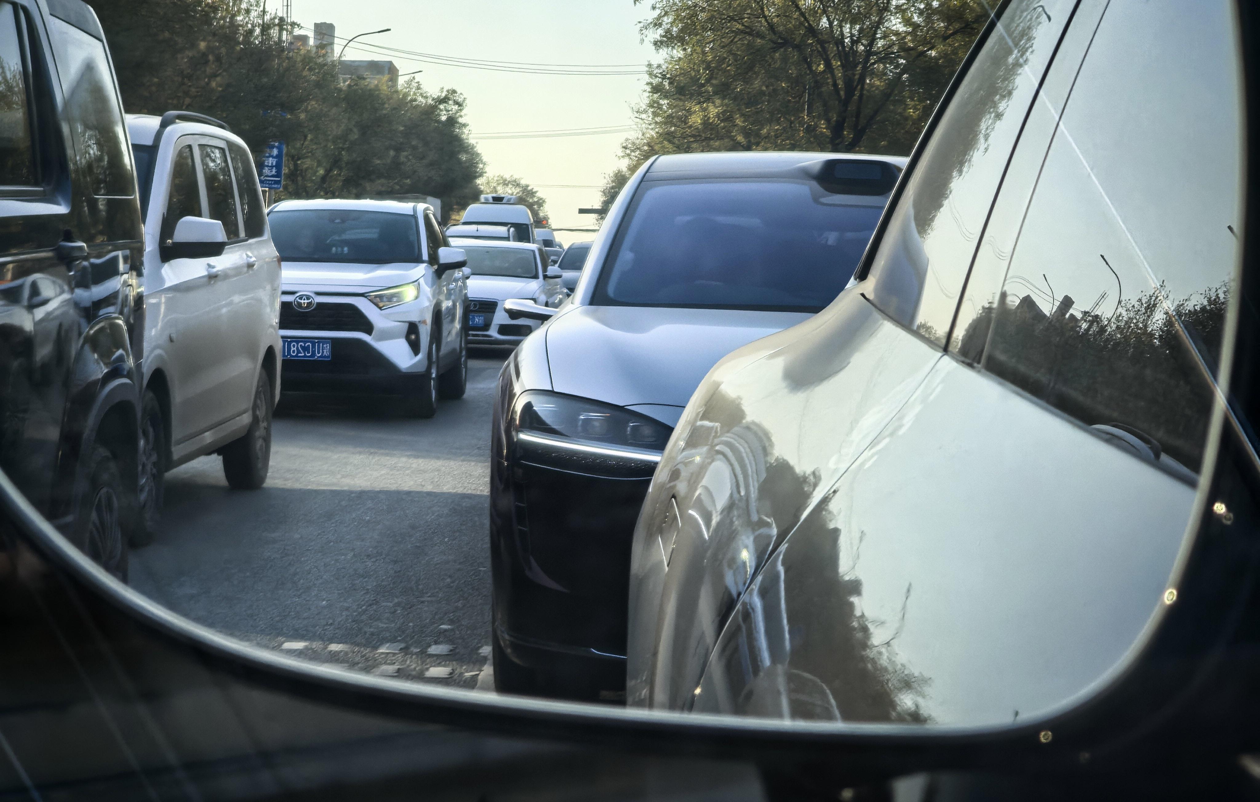 等红绿灯中，后边跟过来一辆享界