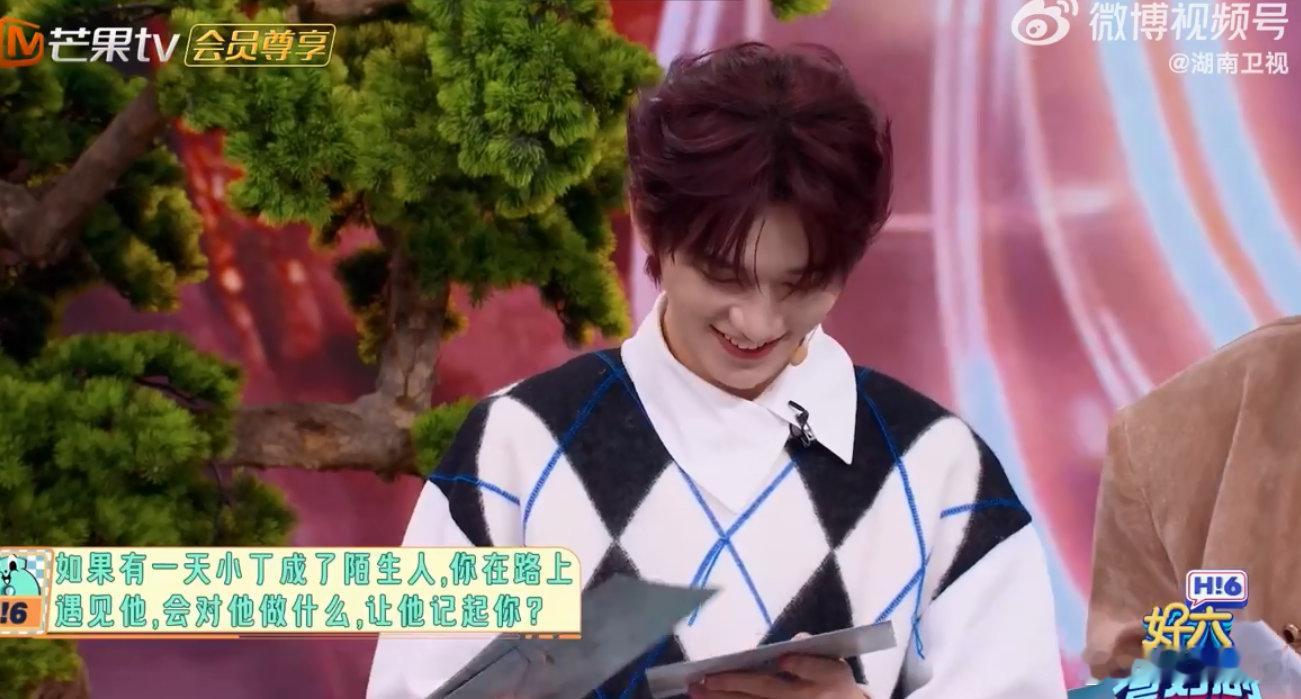 丁程鑫张颜齐后背香callback张颜齐玩梗小天才！后背香一出，丁程鑫秒懂的样子