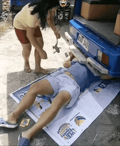 这女的太调皮了，害的男人一激灵。男人正在维修汽车，女人给他一只癞蛤蟆装裤子里了。