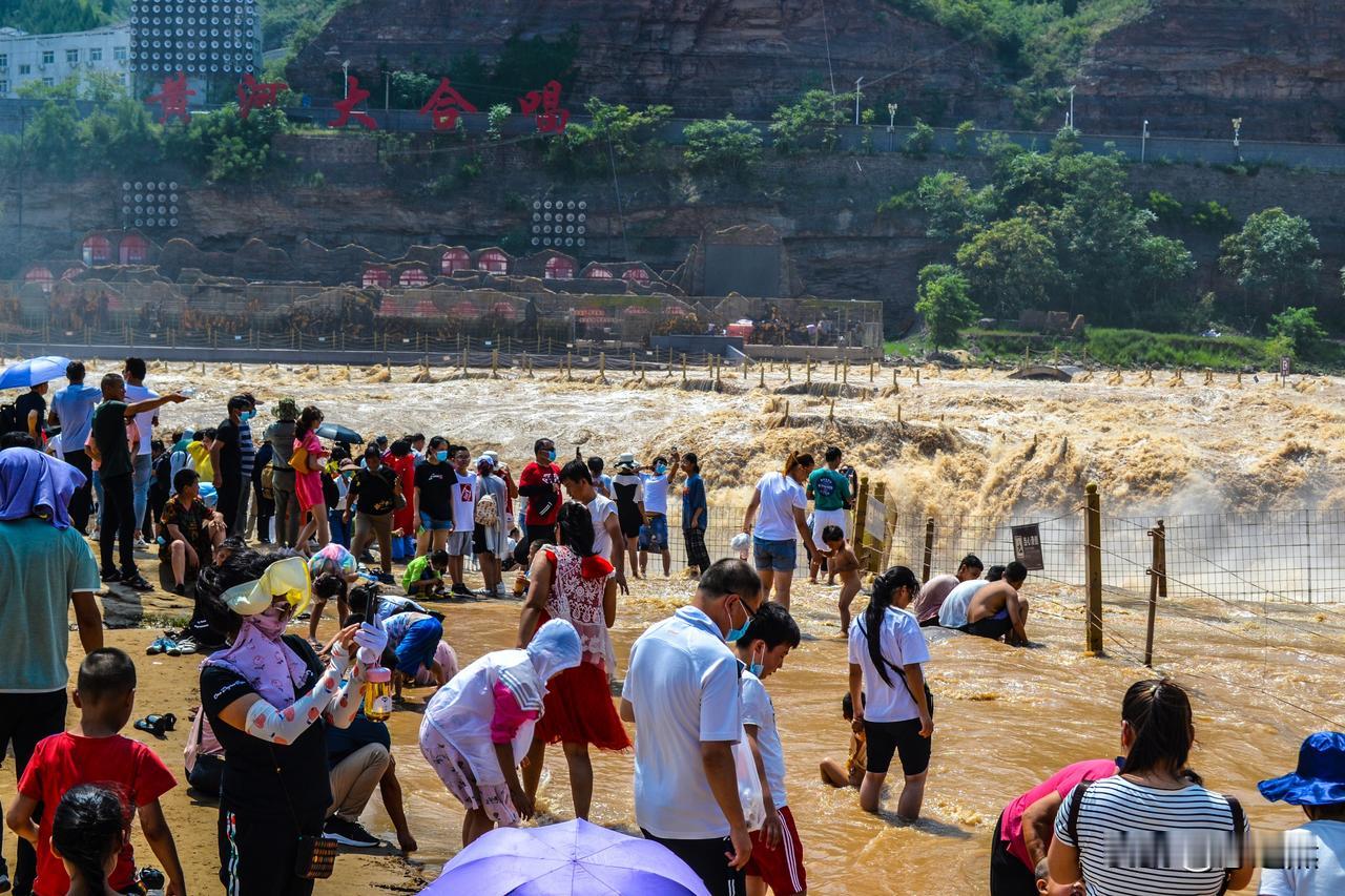 黄河陕西壶口瀑布景区，这些天因一位游客不满收费太高的一声怒吼，上了热搜。于是有人