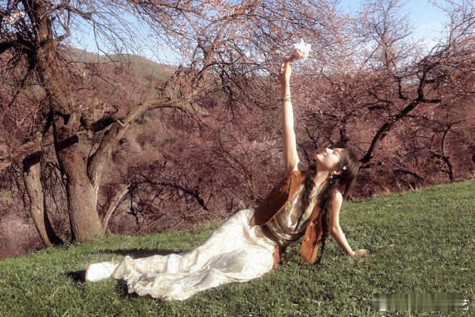 李兰迪春日甜妹李兰迪杏花树下明媚感 双麻花辫摇啊摇，甜度超标了。 