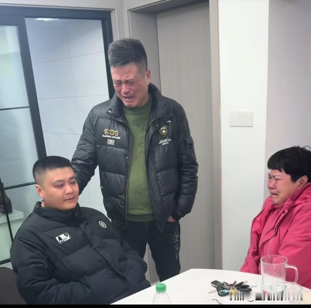 都说虎毒不食子，但是朱进的亲生父母真的让人大吃一惊！
       前几天直播的