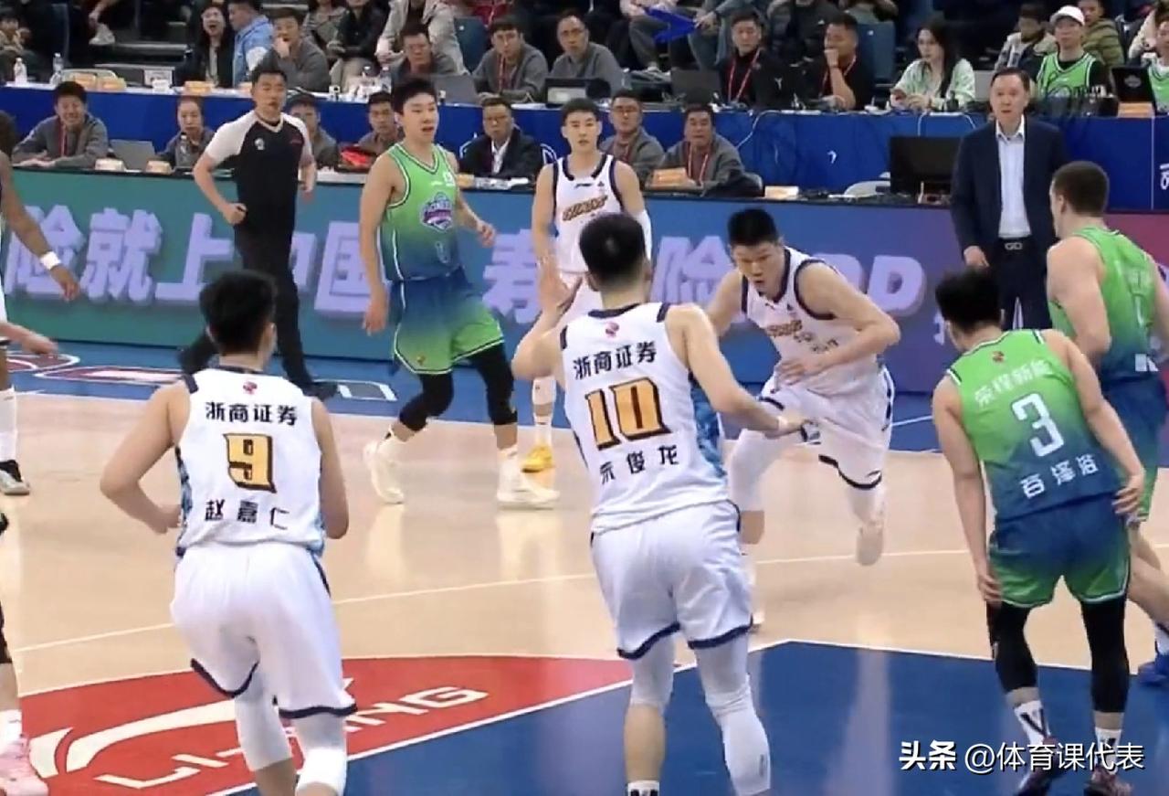 胡金秋32+5贡献致胜一扣，塔克三双，浙江广厦客场战胜天津！北京时间2026年3