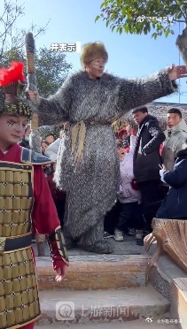 万岁山2米巨人演员走红  身高2米33体重260斤，看起来他身体不是太健康，估计