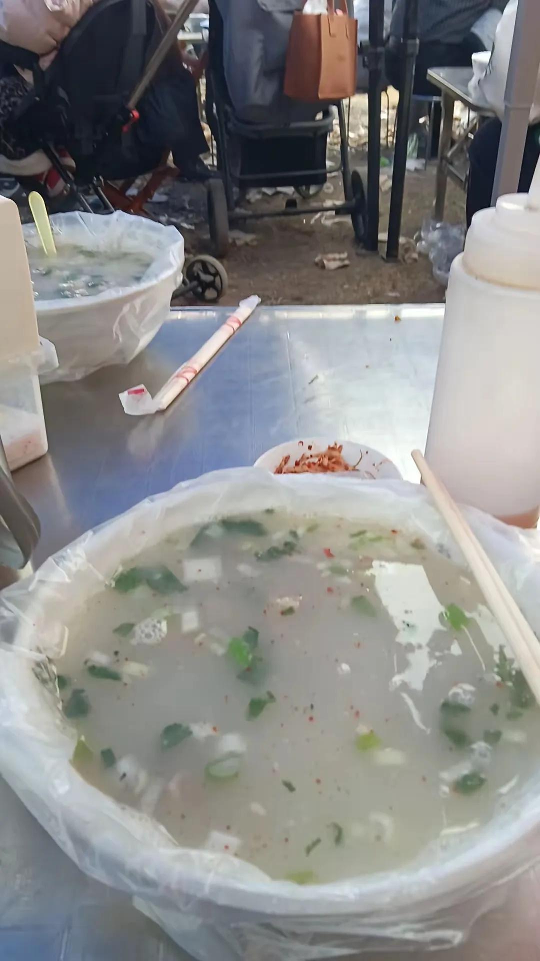 这就是最近网上热闹非凡的“曹洼大集”上的羊汤 ……  你愿意去喝吗？    [大