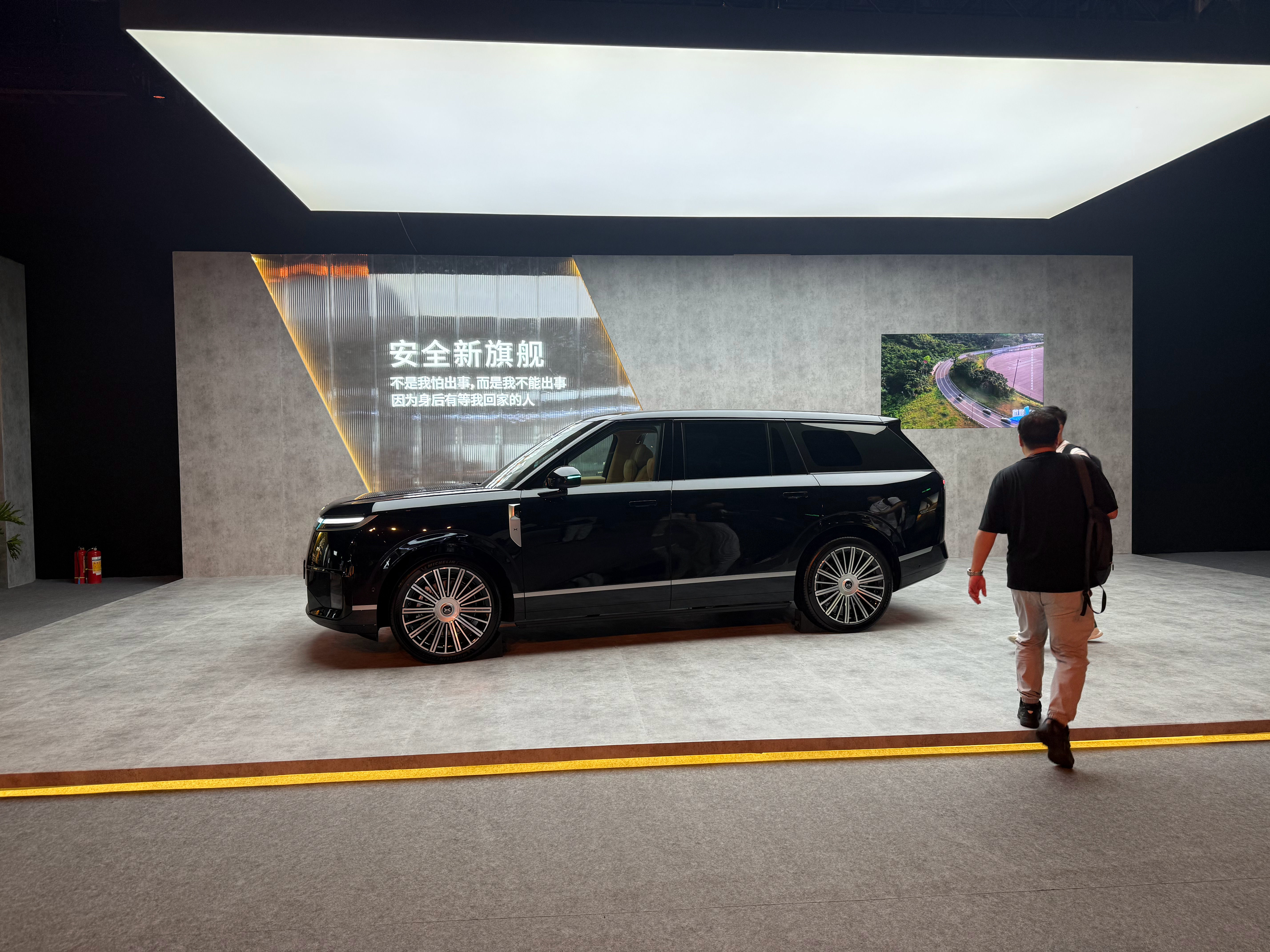 小鹏 GX 主驾座椅承托做的挺不错上车无论是臀部的包裹还是腰部的支撑都很到位四门