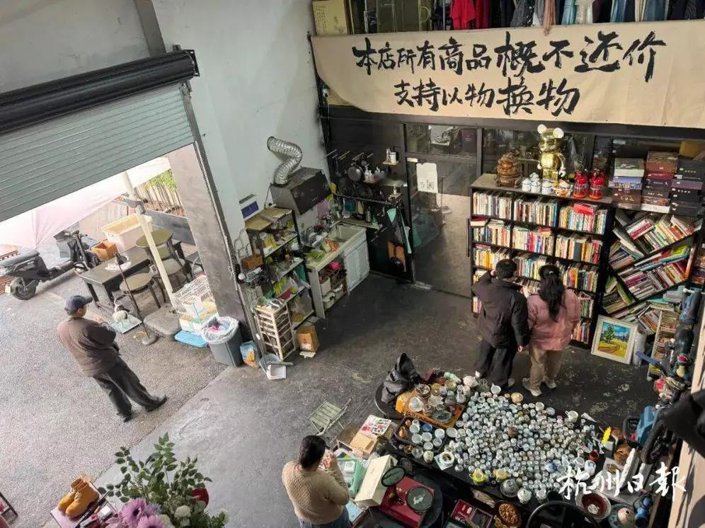 杭州一家小店突然爆火！小到5毛钱，大到上万元！“没人要的，我收”
 
老板是个年