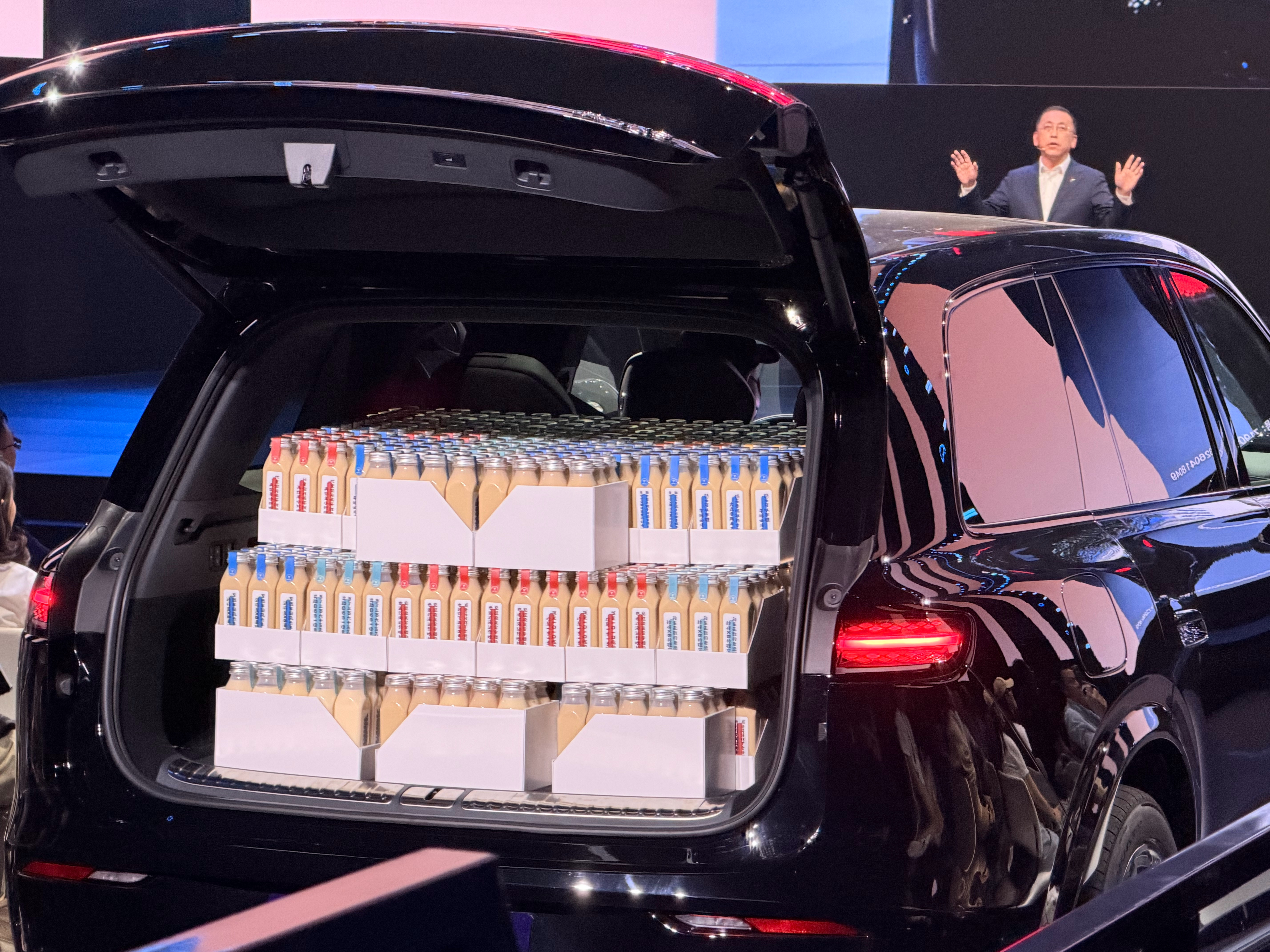 岚图泰山X8五座新王岚图泰山X8发布会现场岚图狂发888杯奶茶现场沸腾～车企发布