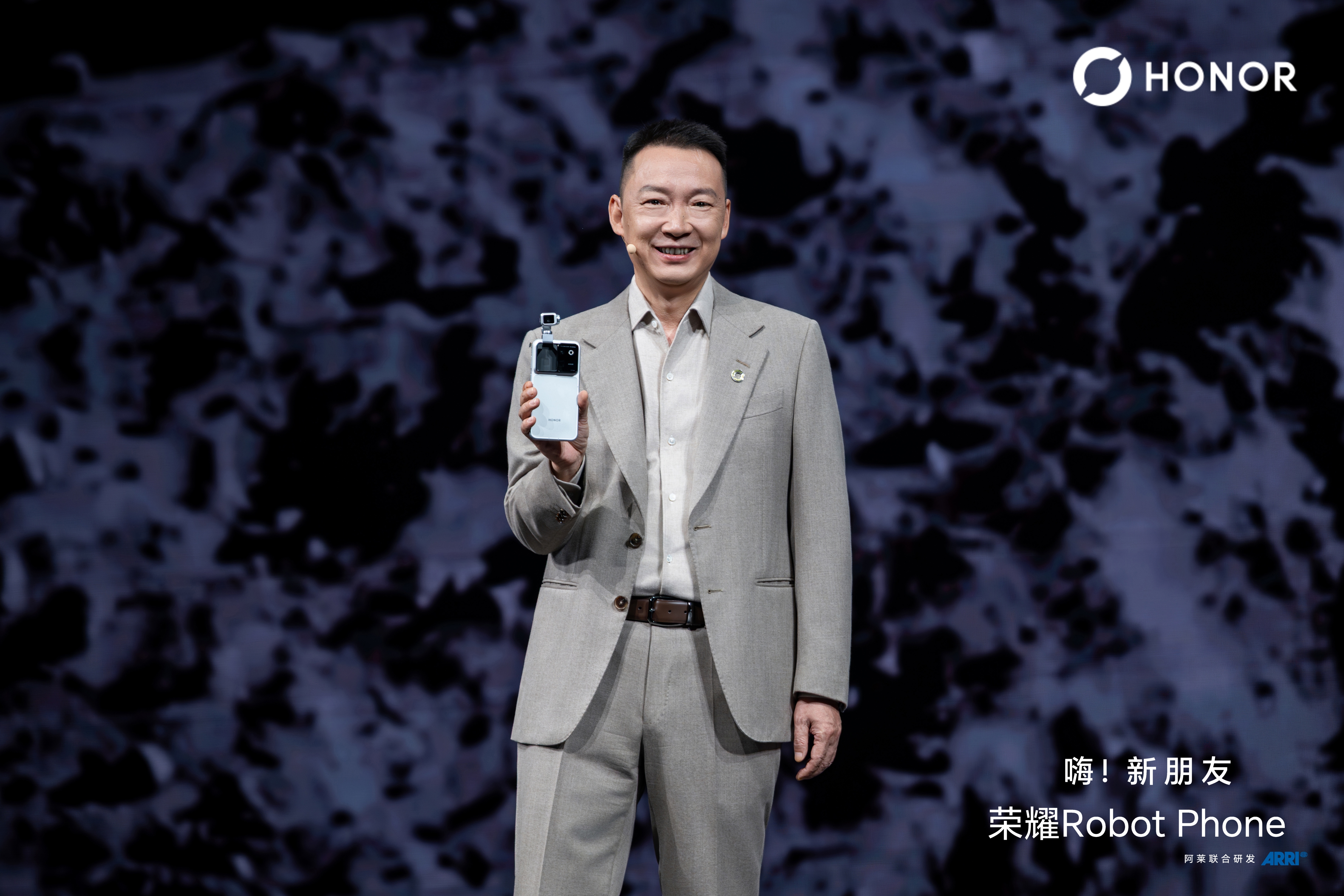 荣耀Robot Phone 集机器人能力、电影影像与旗舰体验于一身，重新定义未来