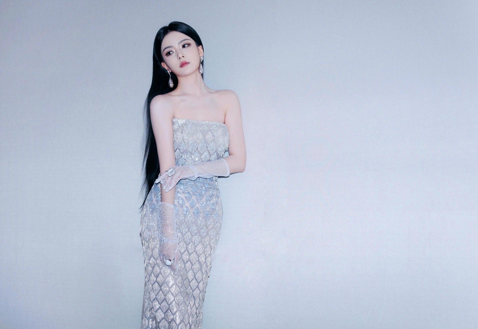 #被陈卓璇的白色人鱼服硬控了# 恭喜陈姐去到了更大的舞台展现自己，不得不佩服陈姐