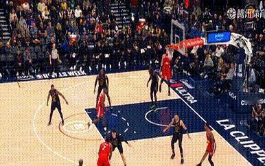 洛城德比，湖人又被同城兄弟摁在地上摩擦。快船最多领先26分，最后112比104收