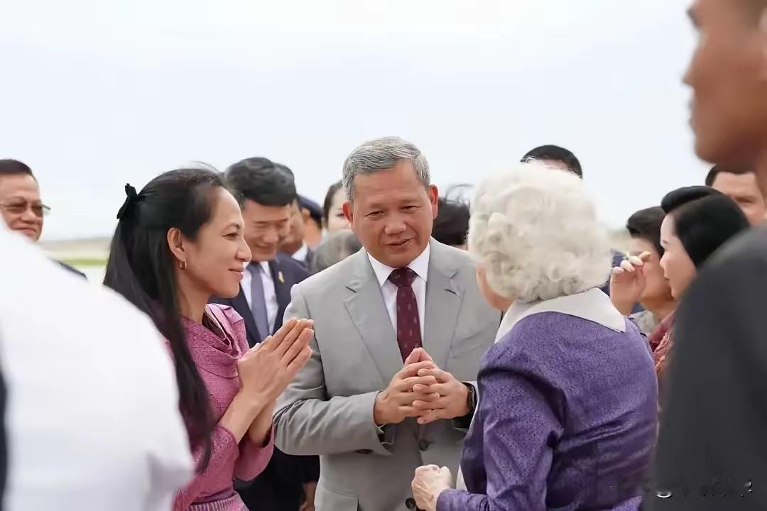 柬埔寨首相洪玛耐夫妇与访华归来的莫列太后在交谈！