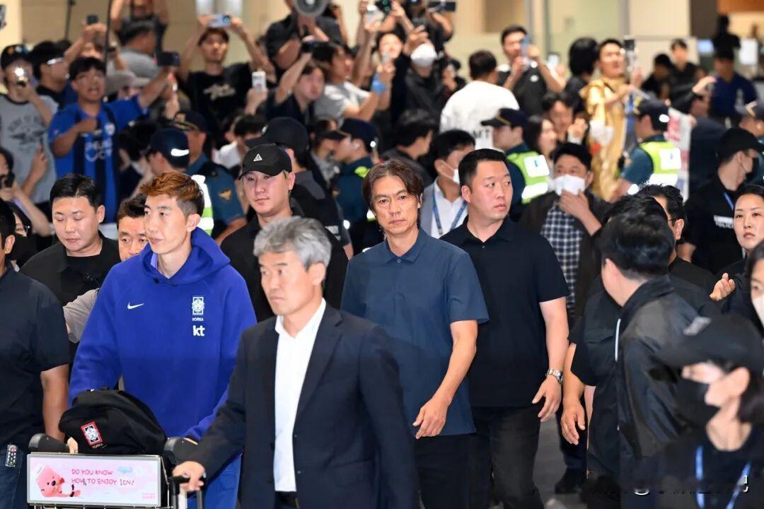洪明甫卸任韩国男足国家队主教练，结束短暂的留学之旅，回国休整。

他搭乘深夜航班