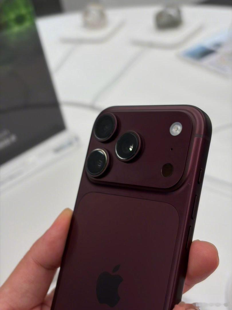 路过苹果店摸了几把 iPhone 18 Pro。简单感受：1、颜色比想象中深一些
