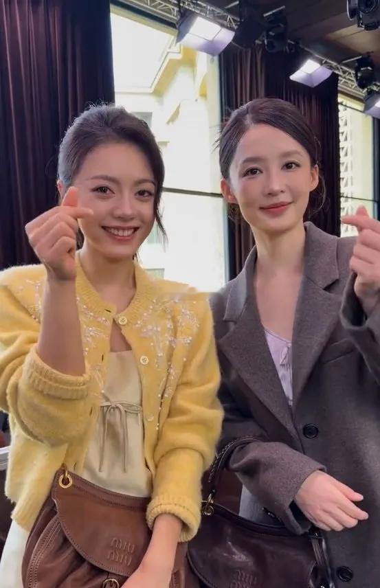 赵今麦和李沁一起亮相巴黎时装周，两位搭配的都很时尚，看上去像一对姐妹。 ​​​