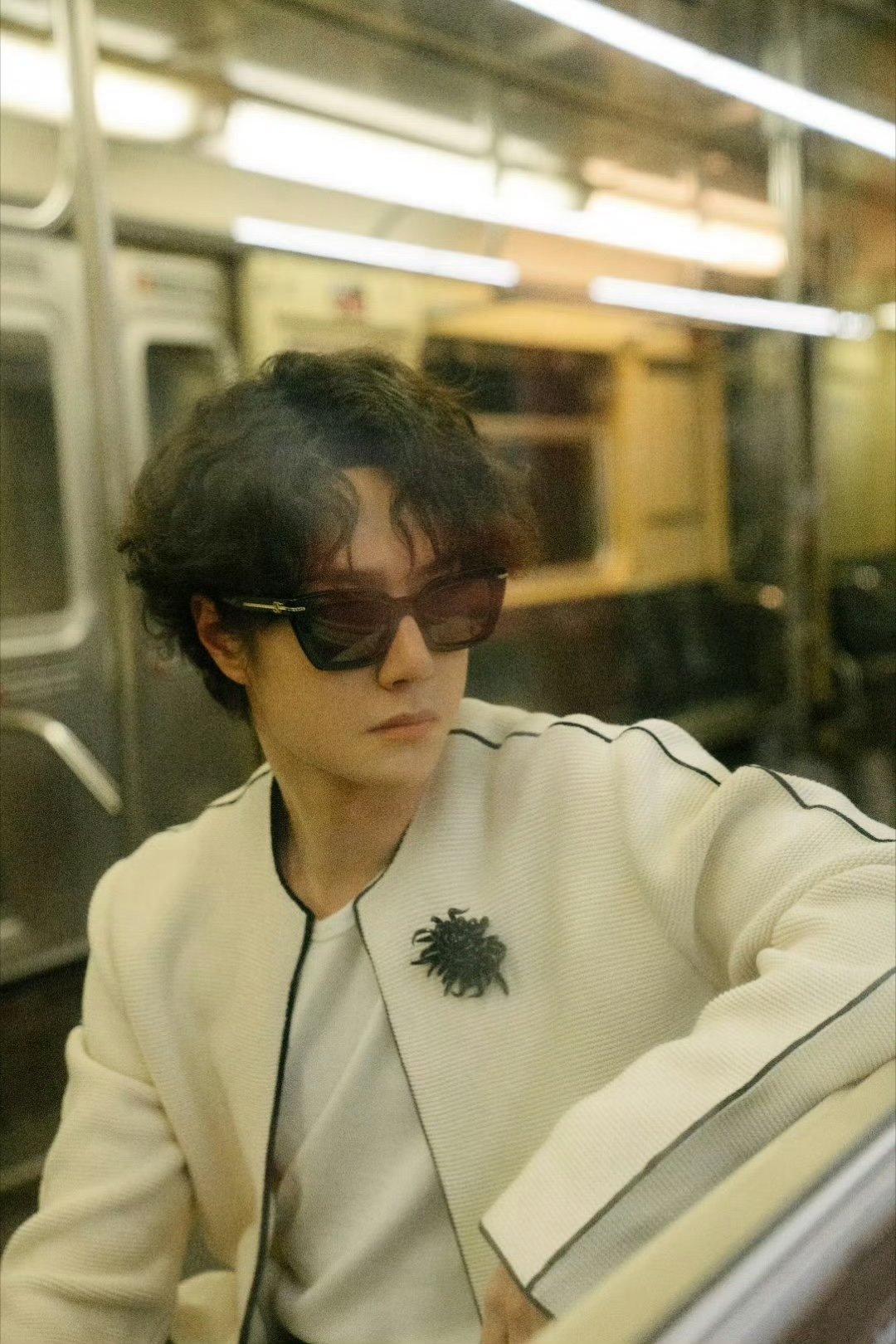 王一博有人走过秀场有人留住时间看秀的一博像小王子一样帅 