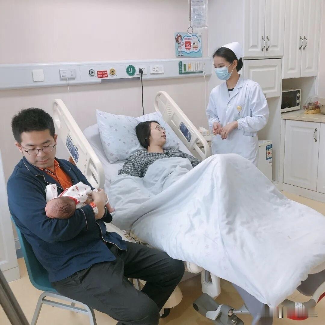 我完全支持男性拥有育儿假。至少给予一个月的假期，来负责老婆产后的饮食营养和护理。