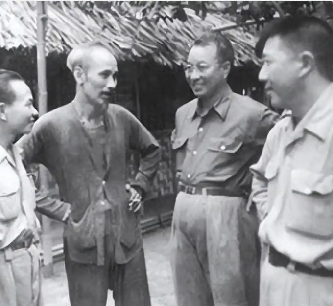 1950年11月，陈赓完成援越抗法任务准备回国，越南干部围着他不舍送别，有人忍不
