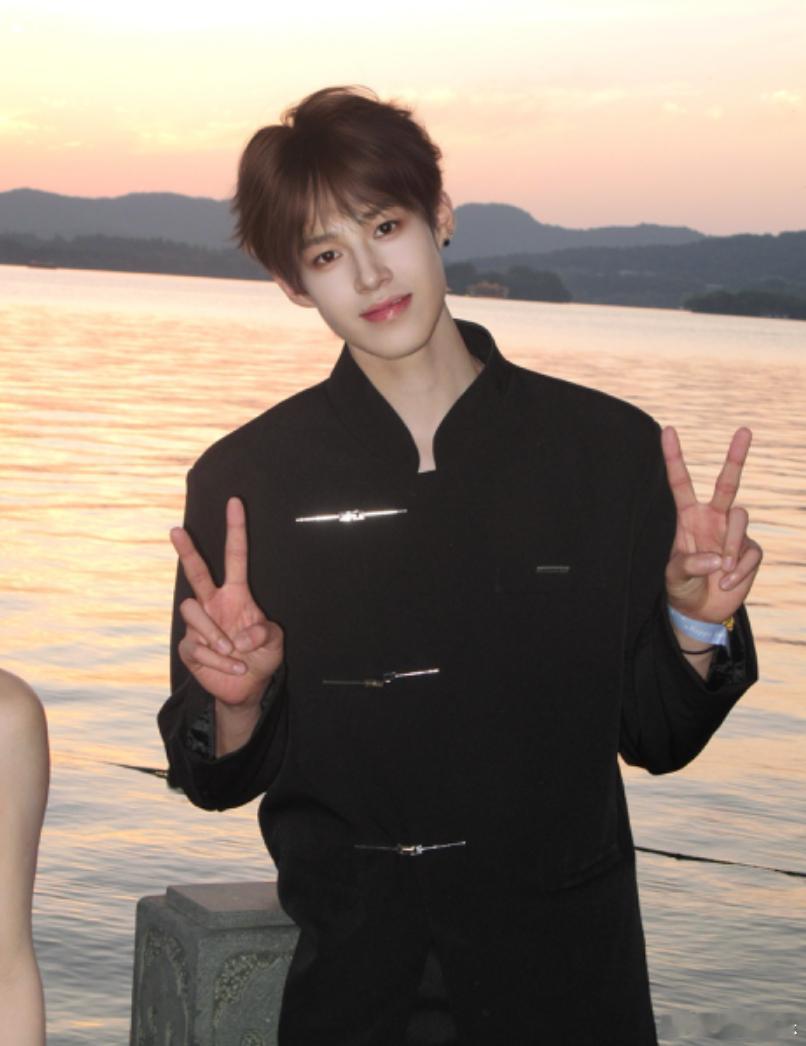 【他在“真男人式”官宣恋情后被扒出睡粉开大院？又一个窝囊男出来闹笑话了！】4月2