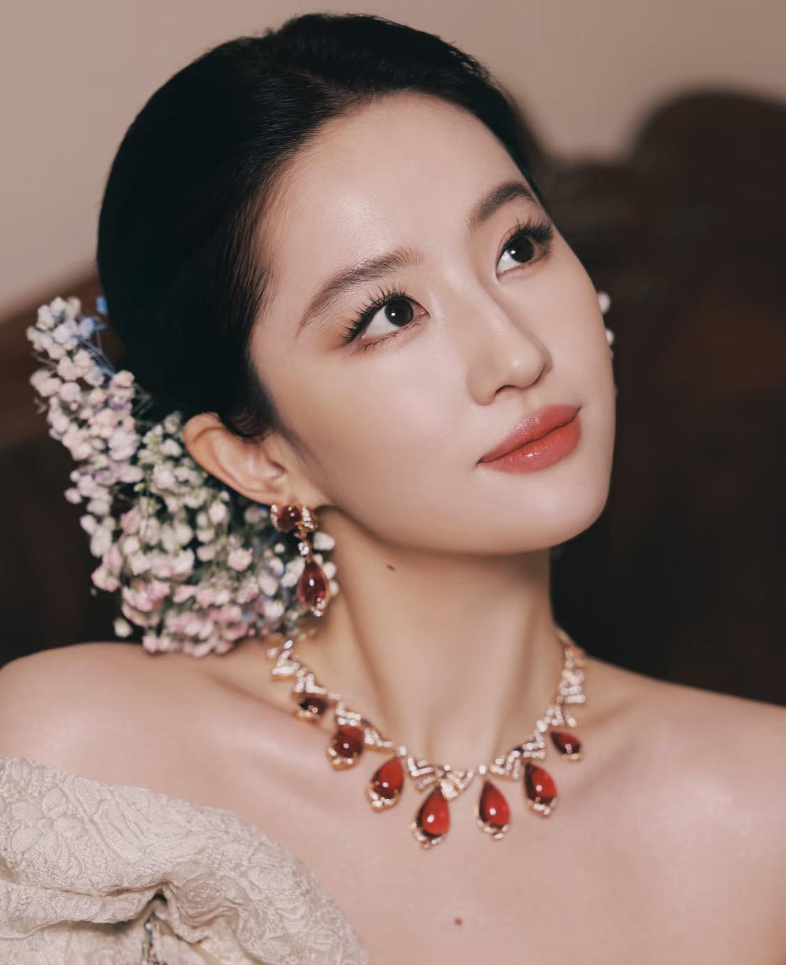 金粉世家里的刘亦菲又回来了
豪门千金的高冷和不屑都刻在了她的骨子里
果然品牌选代