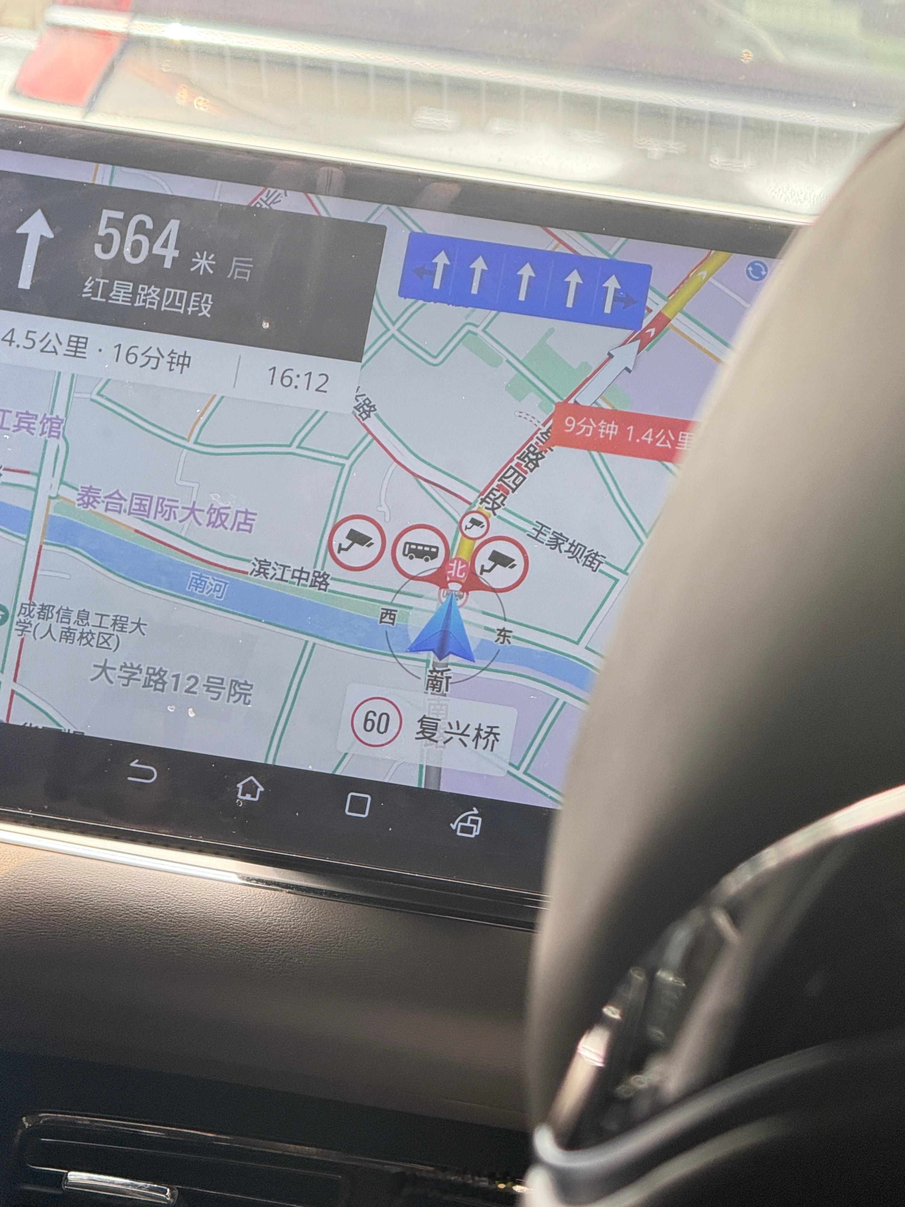 成都的交通令人一头雾水，怎么堵成这样？我记得以前不这样啊？以乌龟一般的速度走走停