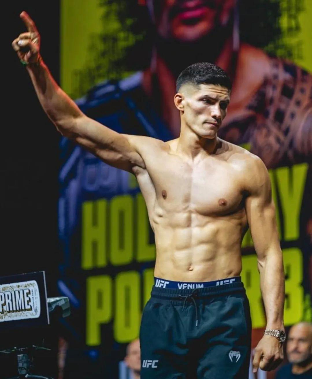 在UFC318副赛的一场次中量级激战中，一位来自俄罗斯车臣的德国籍男模——伊斯兰