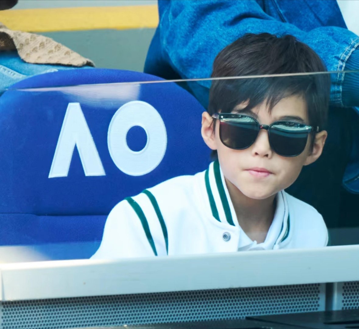 周杰伦昆凌8岁儿子正脸照正面妈侧面爸，就看眼睛大还是小了，感觉像昆凌多，挺好的，