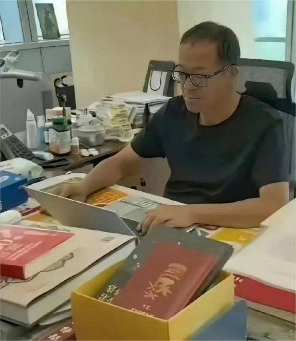 这俩，谁的书桌更像是摆拍？  