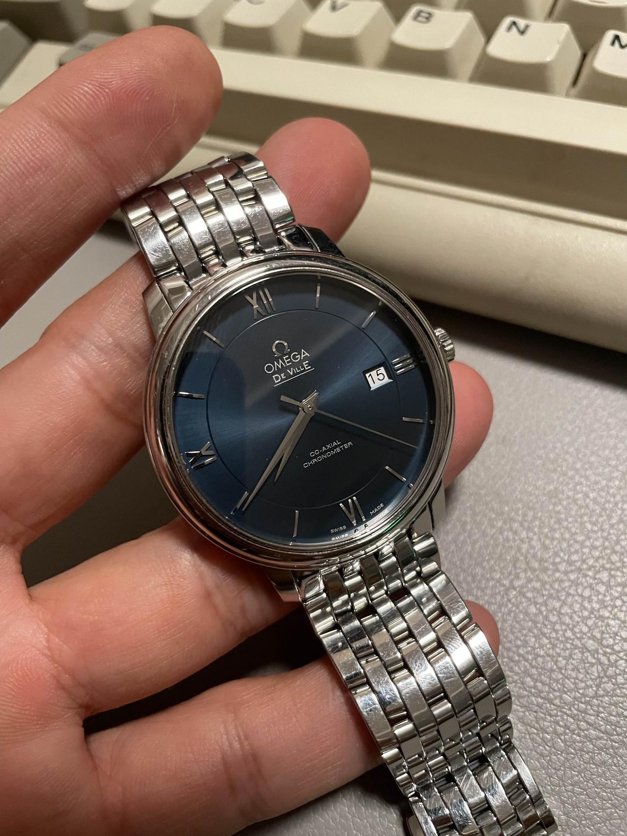 今天去广州鬼市可太划算了，花60元就淘到了一块机械手表；这块手表外观颇为精致，表