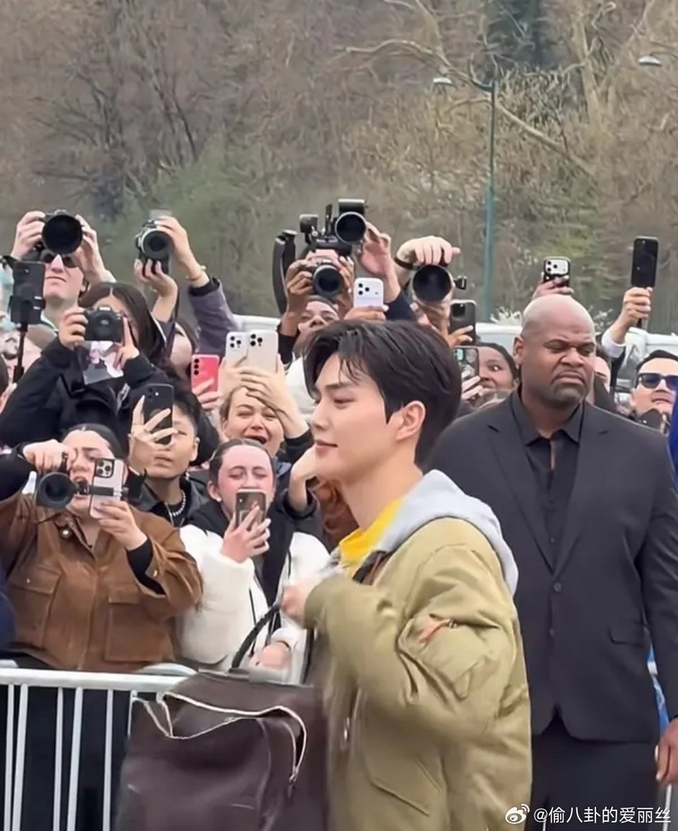 直播间里陈都灵是最后一个进场的艺人 不存在故意挡着谁的情况 反而是摄像师一直在她