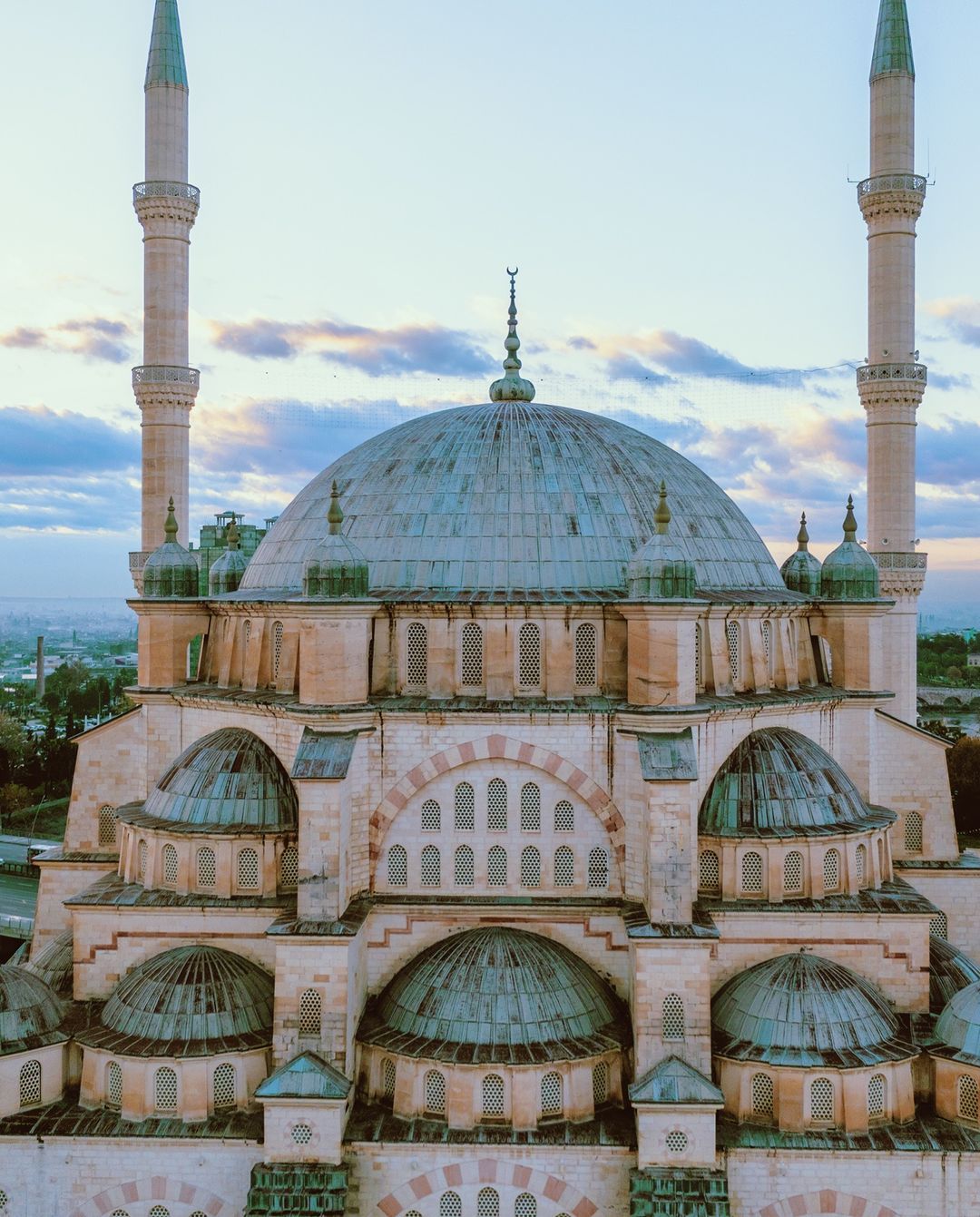 Sabancı Central Mosque（萨班奇中央清真寺）是值得一览的著名