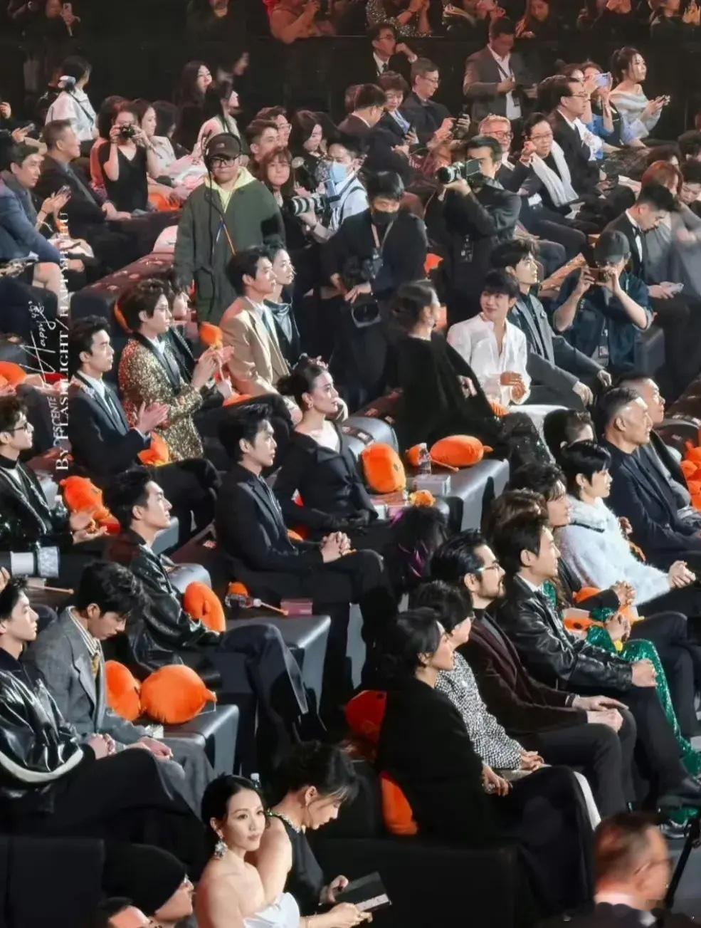任嘉伦的坐姿像在坐龙椅，板正跟个雕像似的 