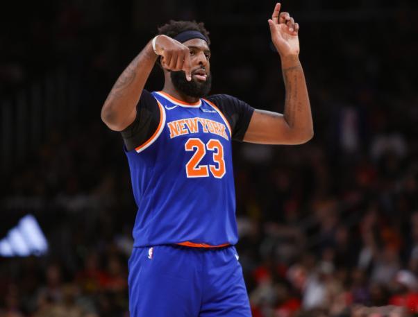 今日，NBA记者Jake Fischer撰文谈到了尼克斯中锋米切尔·罗宾逊。他表