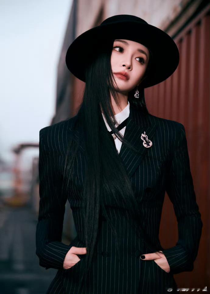 周洁琼今天是谁的新郎尖叫之夜周洁琼杀疯了！西装礼帽配跑车，妥妥新郎本人，这波我先