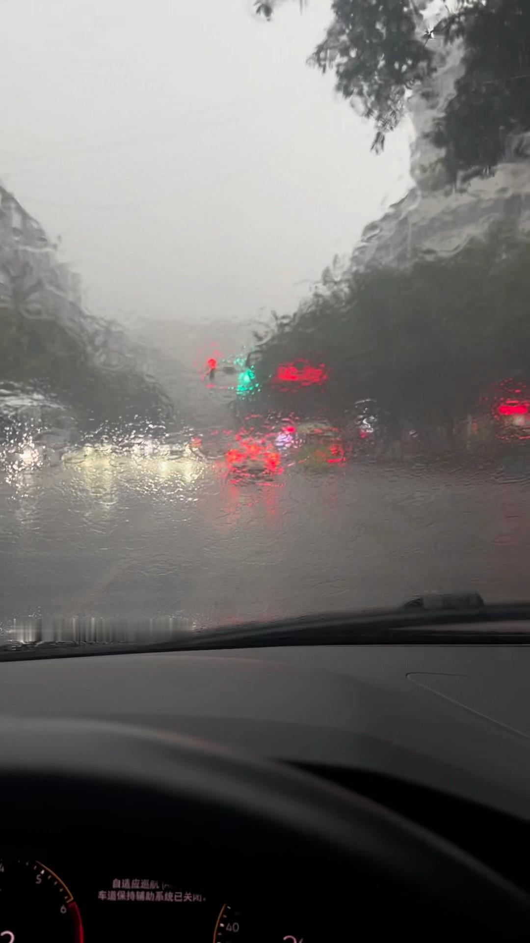 这雨下得比依萍找她爸要钱被打那晚还大