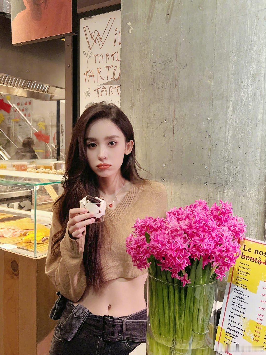 #娜扎卡其色针织短上衣# 好美#娜扎和花合照# ​​​