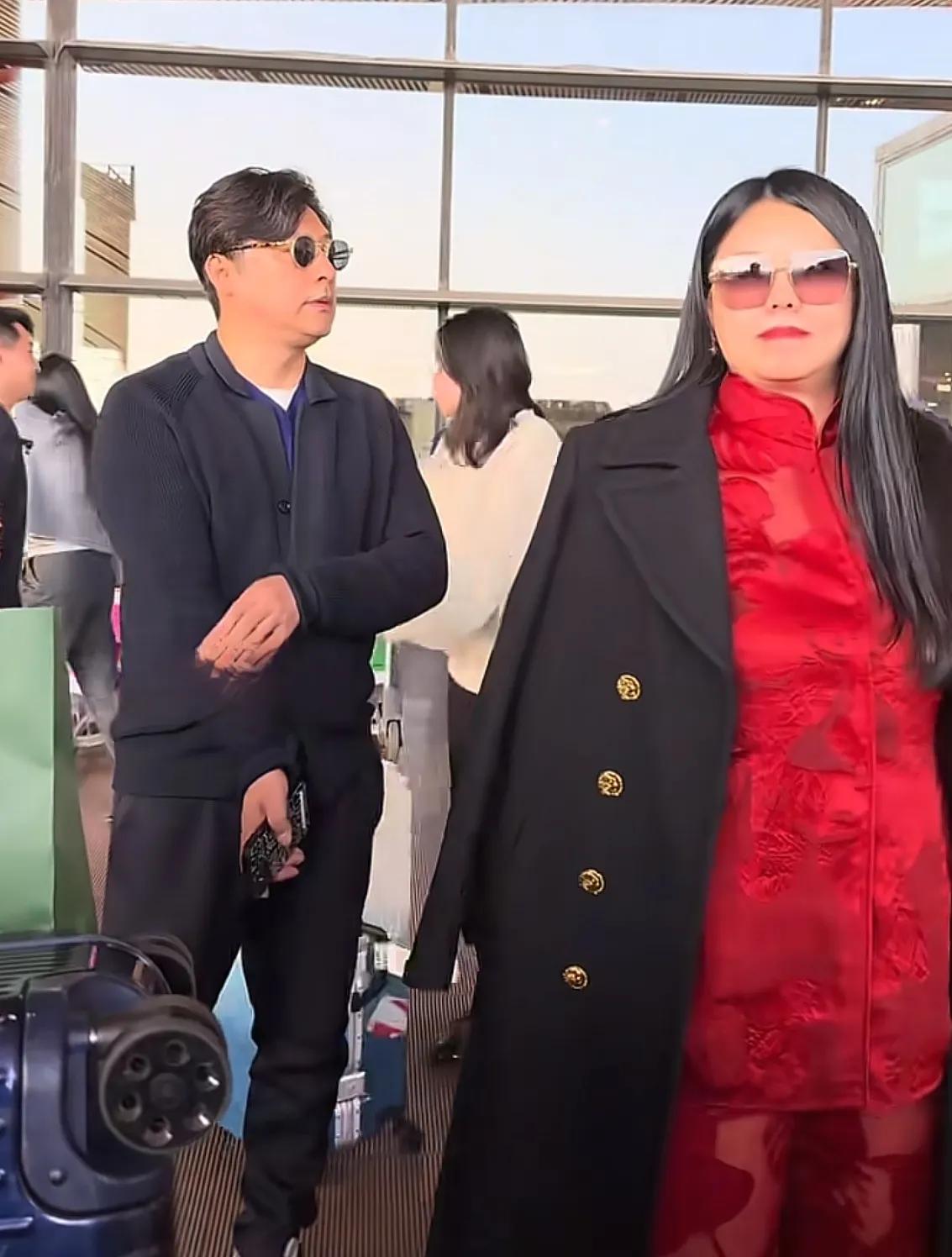 李湘和王岳伦合体回国，她的身材比同框前夫还抢镜。红色丝绸套装穿在身上，胸口扣子绷