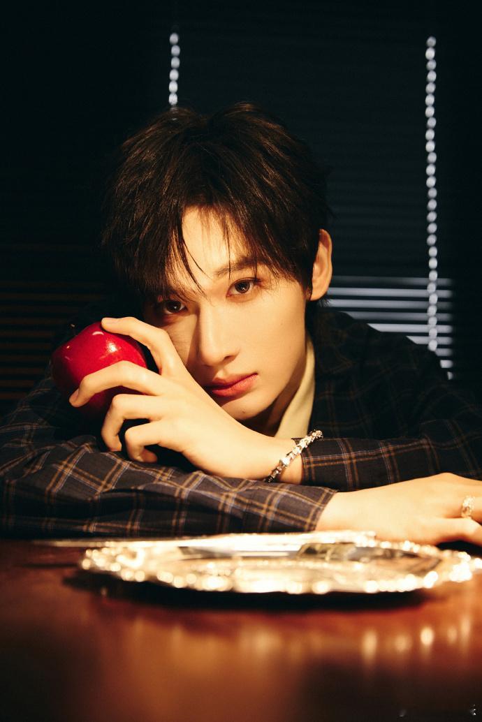 余宇涵问吃苹果吗余宇涵北影节造型 余宇涵北影节黑色西装造型太绝了，少年感和精英感