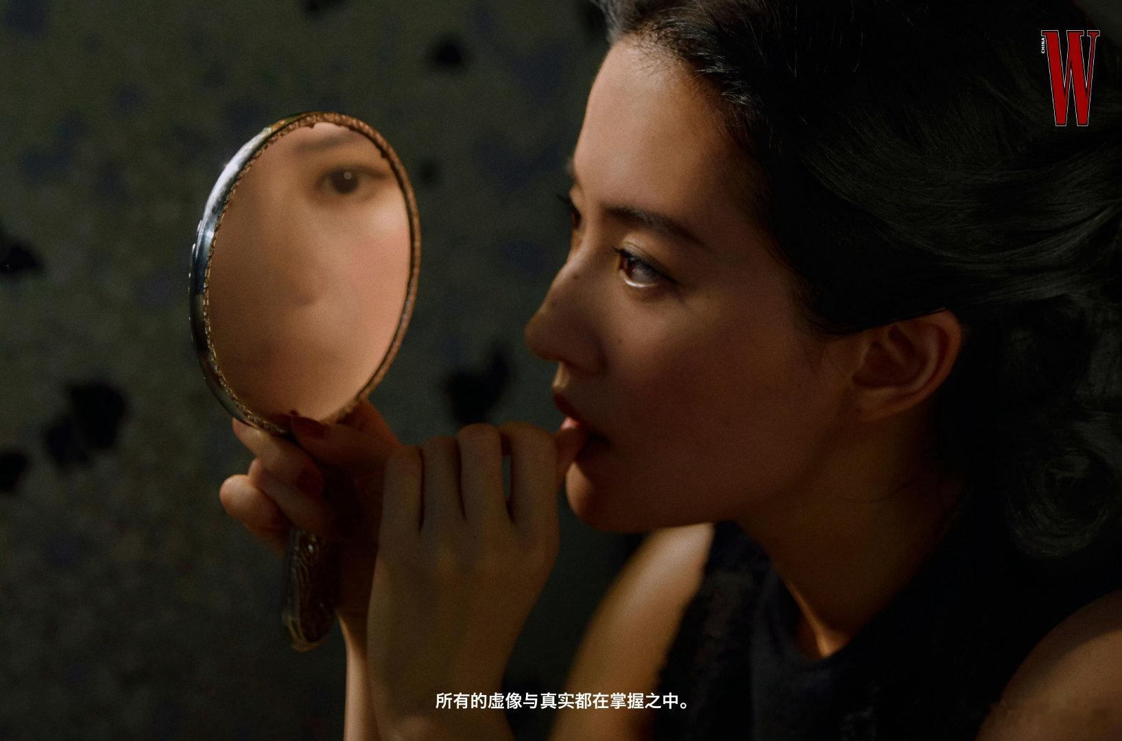 刘亦菲照镜子刘亦菲看镜中自己刘亦菲看镜中自己，一组比一组更绝 