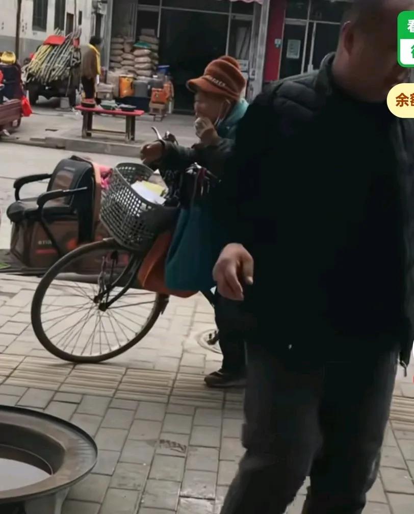 路过老人在馒头摊前站了许久，老板二话不说，给了老人两个，
老人接过后立马放到嘴里