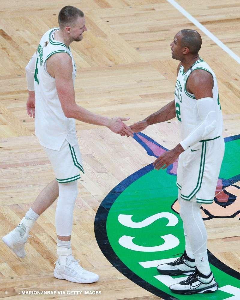 库里格林科尔拥抱勇士vs太阳 两位走吧，你已经不欠勇士什么了