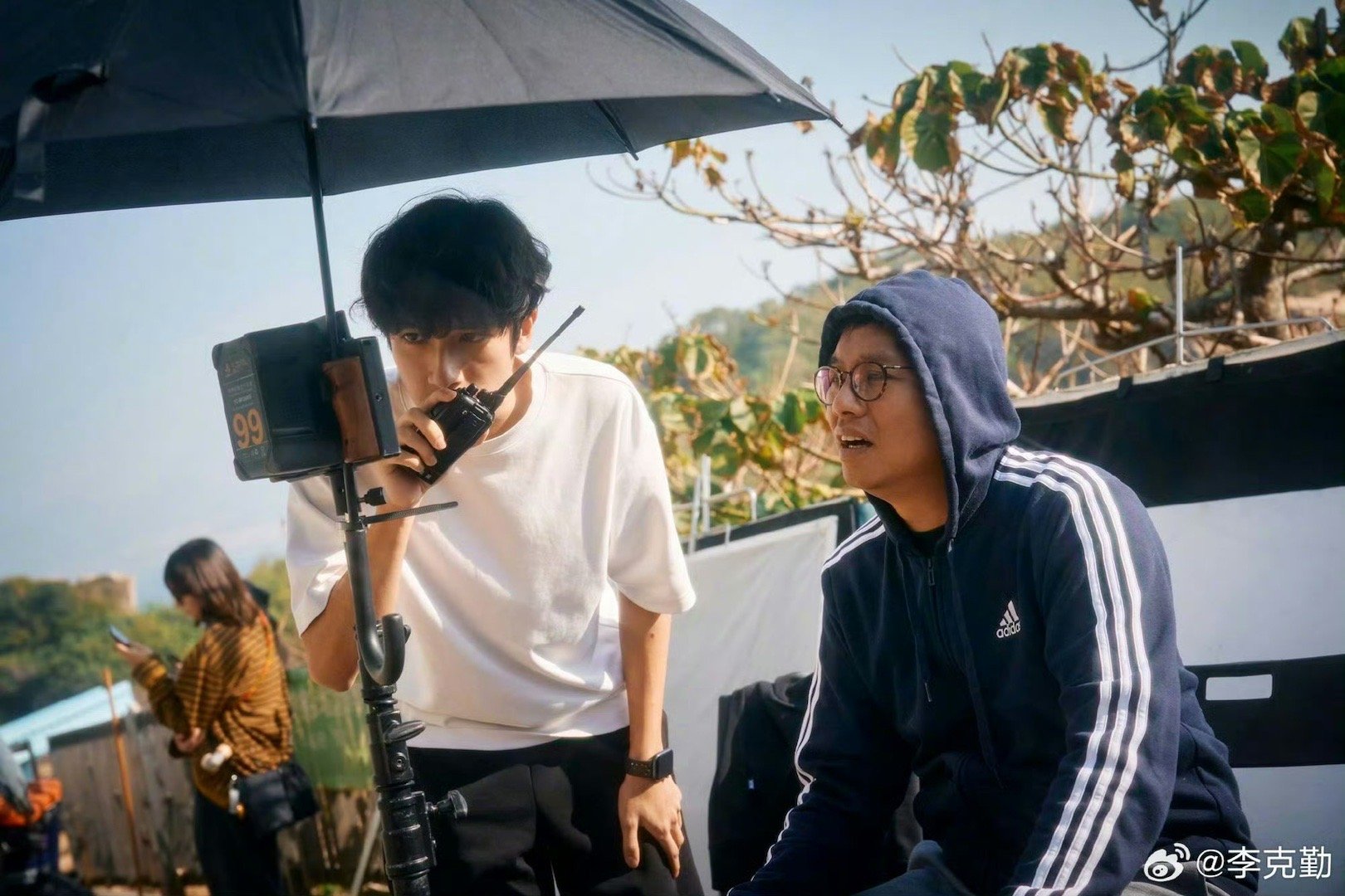 李克勤面对儿子也是没招了 别人找工作要面试，李克勤儿子找爹拍MV也要面试。说是给