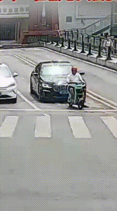 "一二三，抬！"男子被卷车底，二三十路人2分钟集结救人
 8月4日，贵州毕节金沙