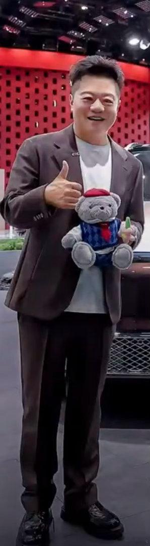 马东北京车展收到余承东送的见面礼余承东送马东小熊见面礼 氛围感拉满！北京车展马东