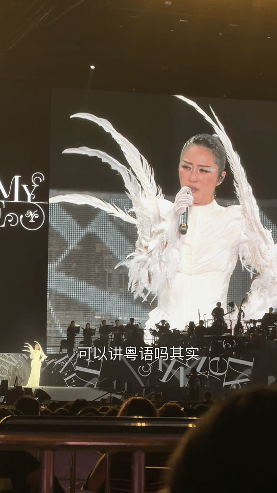 杨千嬅谢谢大家喜欢香港电影杨千嬅感谢大家通过香港电影认识她 因为香港电影认识她，
