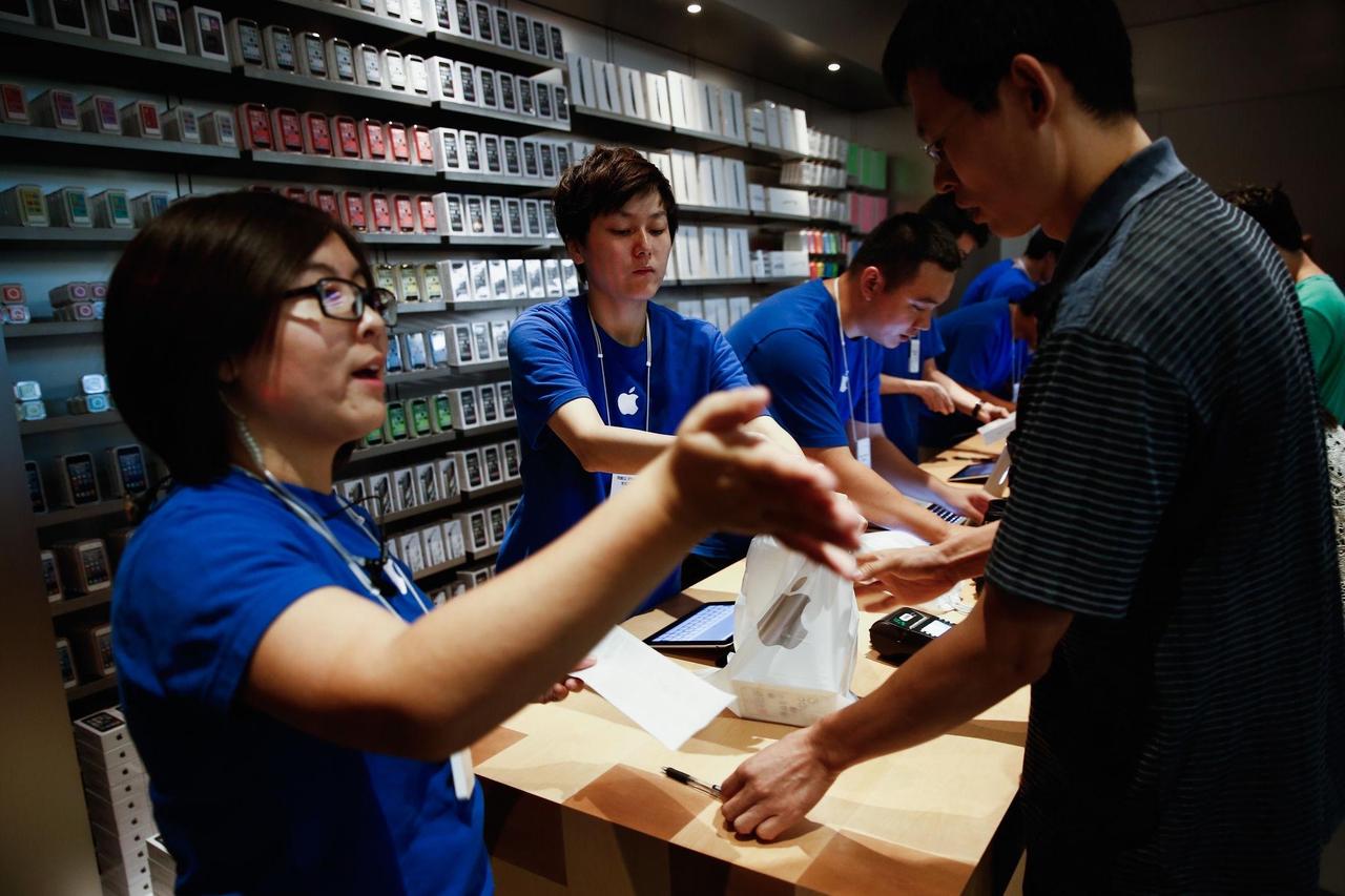 苹果卖手机，黄牛卖时间

iPhone Duo刚开抢，黄牛已经开始报价了。

一