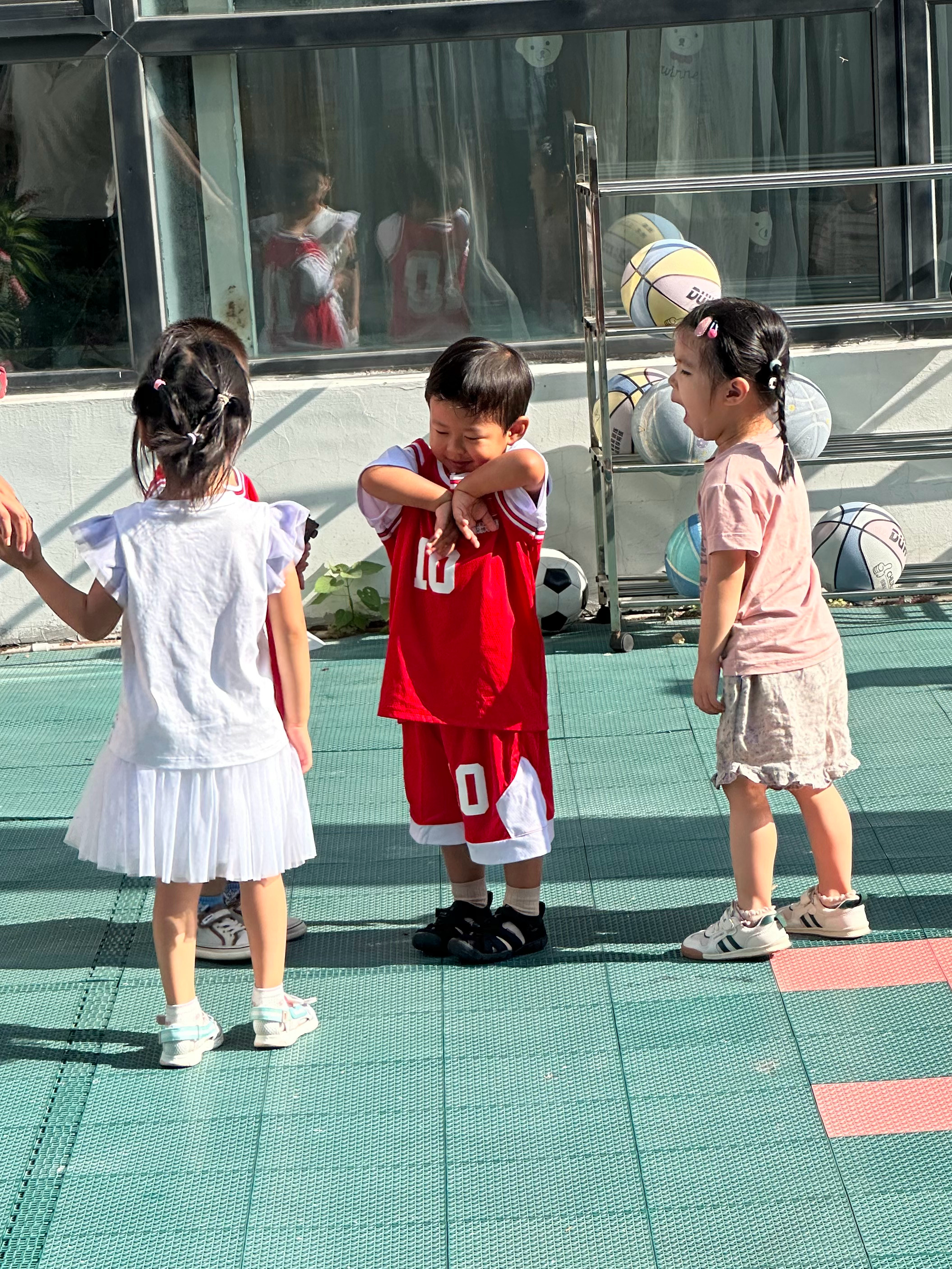 今天孩子早上被屎憋醒起早了，居然是班上第一个上学的🎒，劲歌热舞很久。 