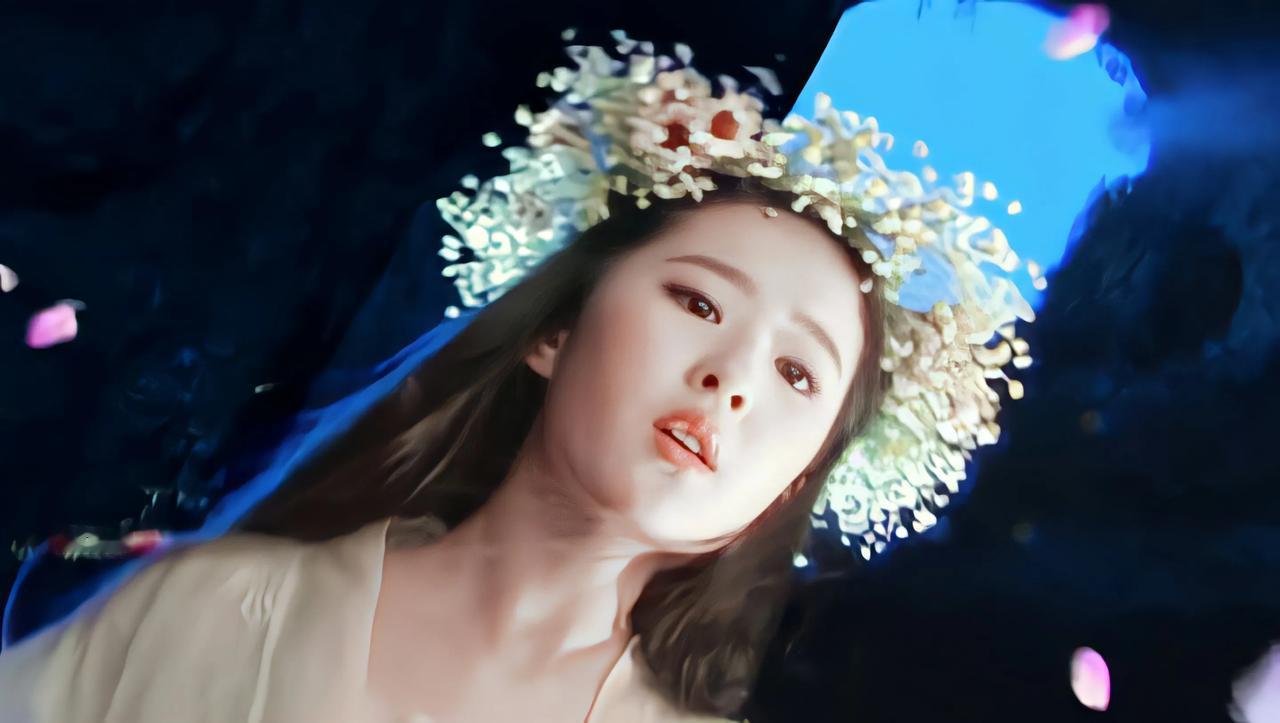 猜金庸笔下一个人物：

1、她是个痴情人，丈夫死后她就一直戴起了面具。

2、她