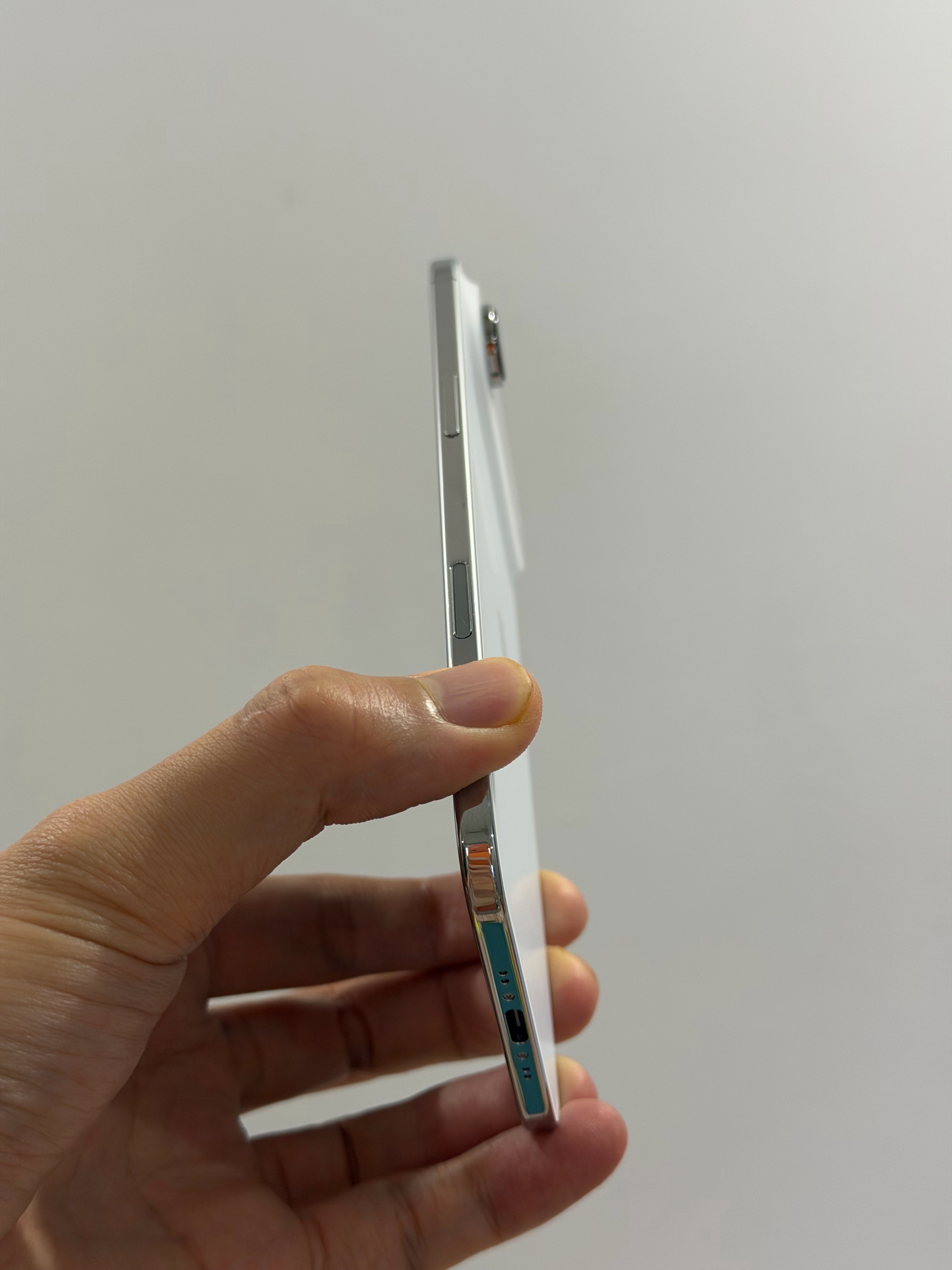 确实非常轻薄扬声器声音也确实小第一时间戴上我的天地条[坏笑] ​​​